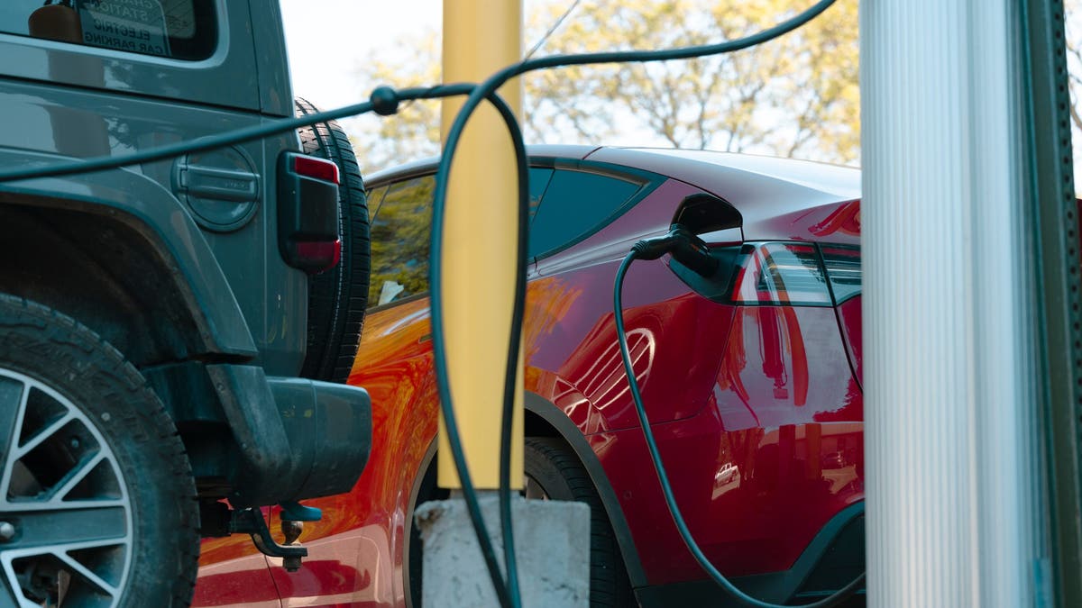 Un Tesla se carga en una estación de recarga de vehículos eléctricos en Nueva York.