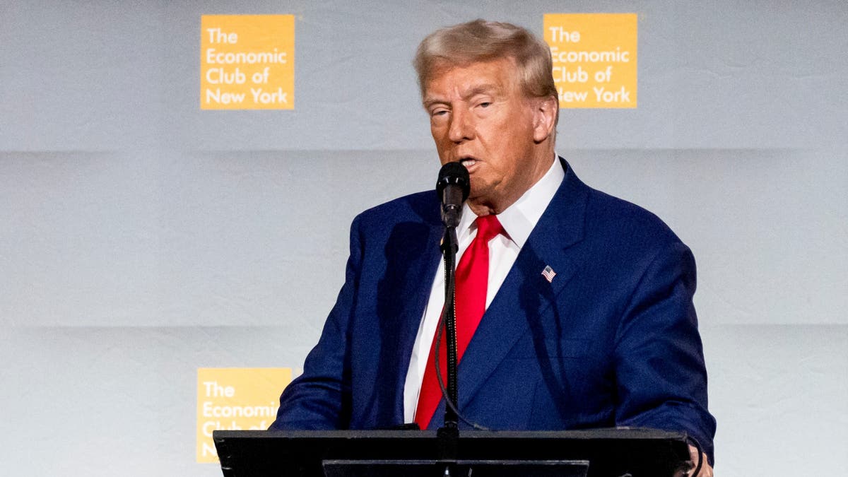 El ex presidente Donald Trump habla desde el Club Económico de Nueva York el jueves, exponiendo su visión de la economía si gana un segundo mandato.