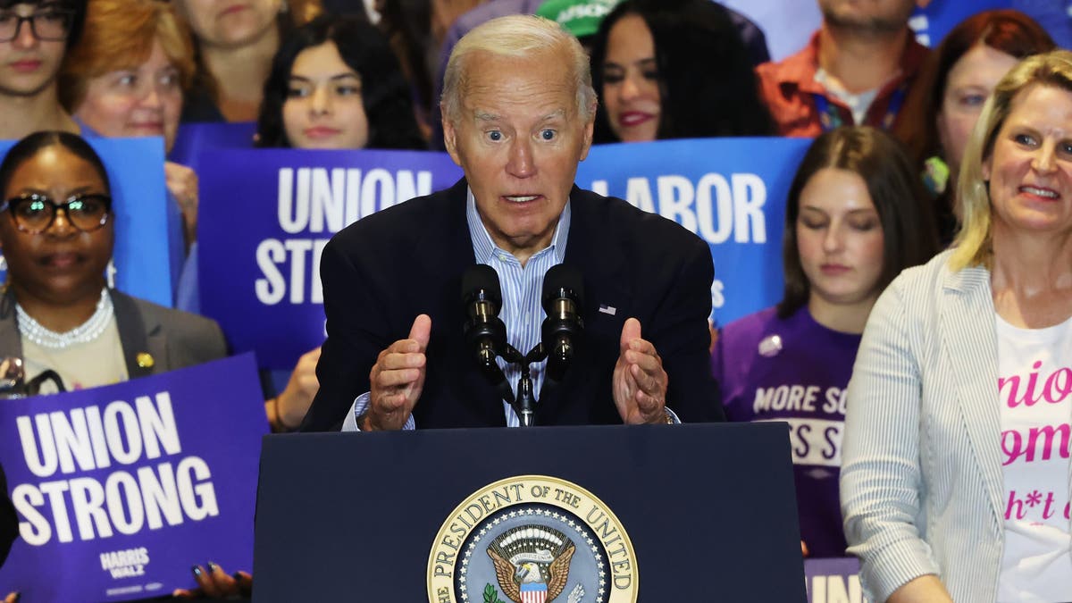 Biden habla durante el acto de Harris