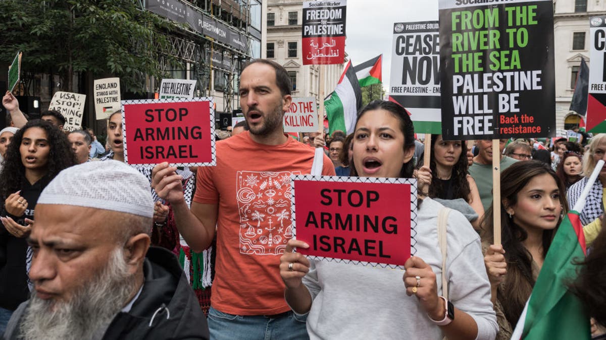 Manifestantes anti-Israel se reúnem no centro de Londres para uma marcha até a Embaixada de Israel em Londres, Reino Unido, em 7 de setembro de 2024. 