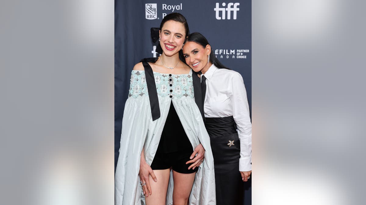 demi moore e margaret qualley no tapete vermelho