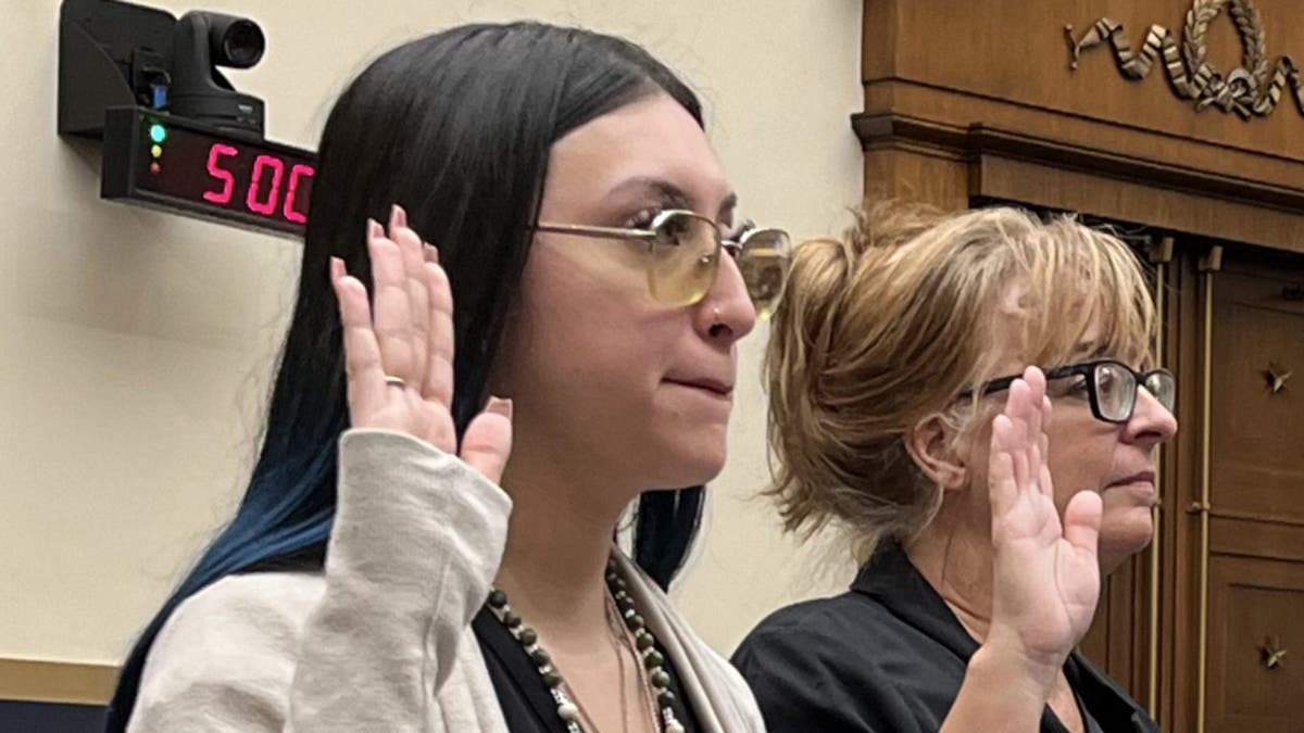 Alexis Nungaray y Patty Morin levantan la mano derecha antes de declarar ante una audiencia del Congreso en el Capitolio.