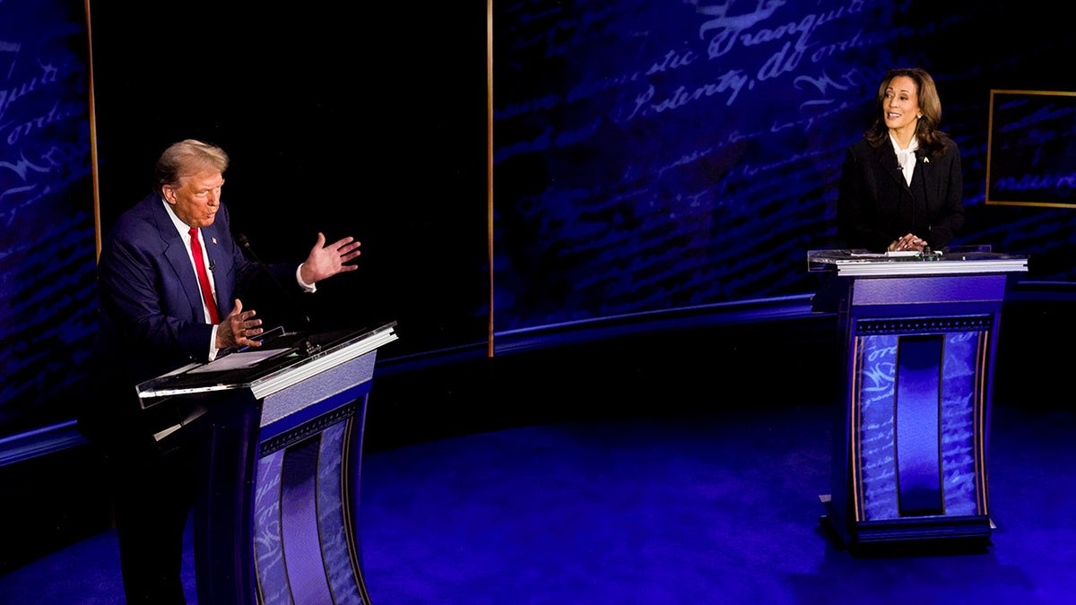 Trump e Harris no palco do debate na Filadélfia