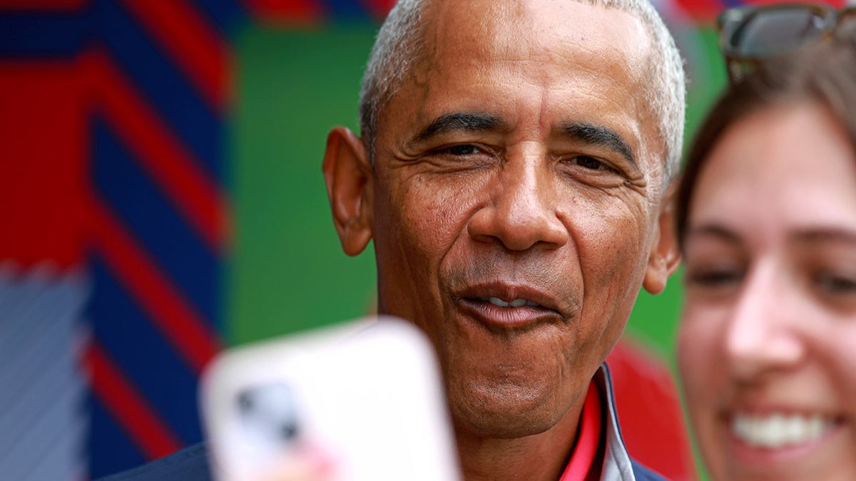 Obama posa para un selfie en un partido de Virginia