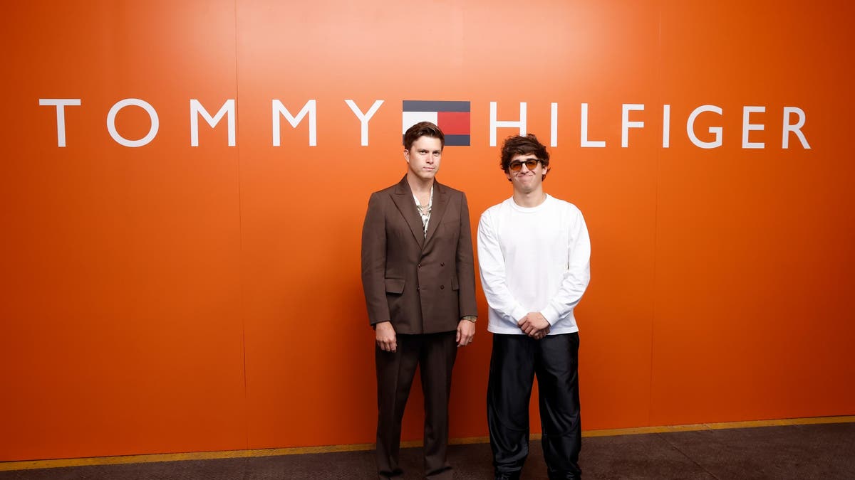 colin jost e pete davidson no tapete vermelho da tommy hilfiger