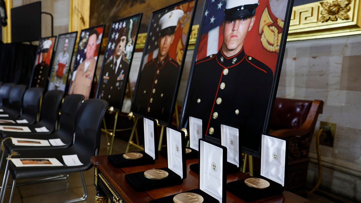 13 Caídos en Abbey Gate Fotografías y medallas de oro