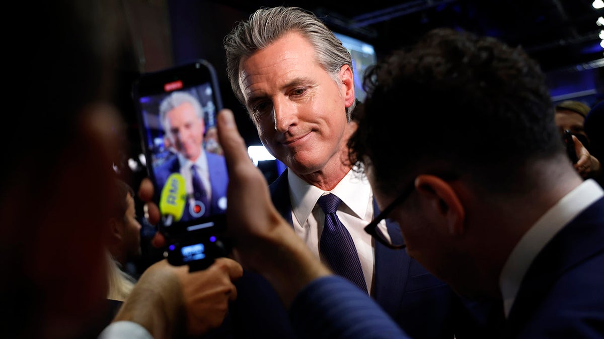 Newsom en la sala de prensa de ABC