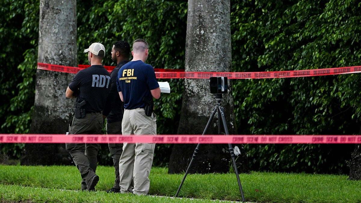 FBI in front of Trump golf club in Florida