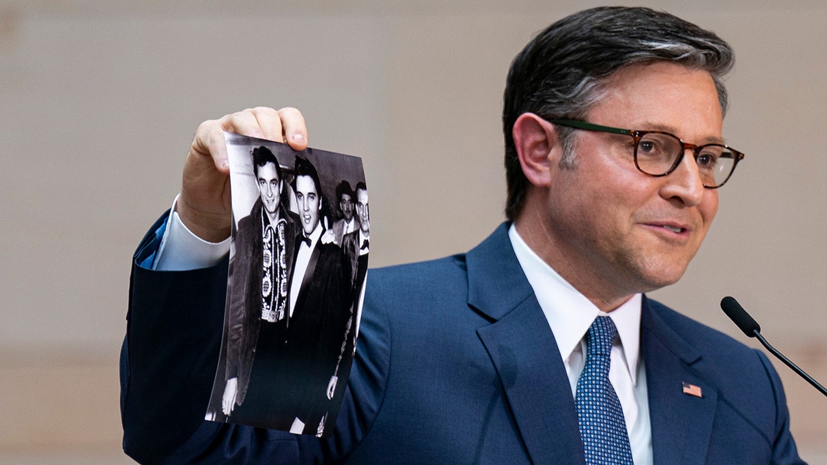 Los líderes del Congreso inauguran la estatua de Johnny Cash en el Capitolio de EE.UU.