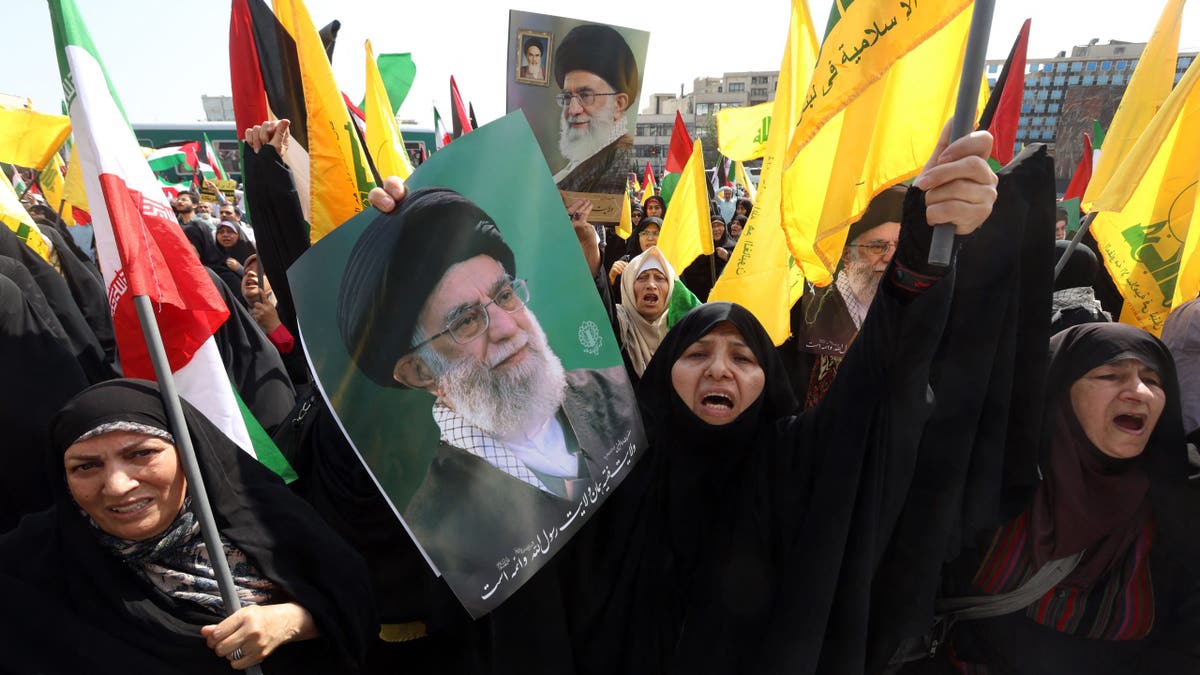 Manifestantes anti-Israel seguram foto de Khamenei no Irã