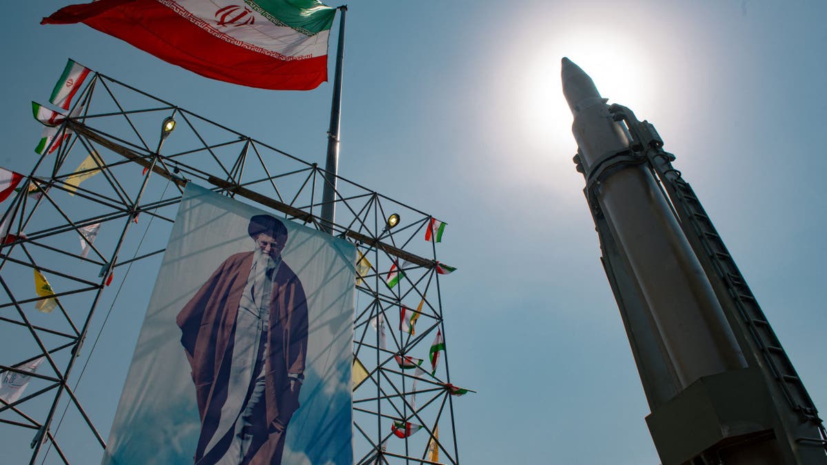 Khamenei poster by Iranian missiles