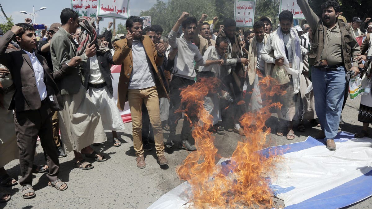 Houthi protesters pain  Israeli flag