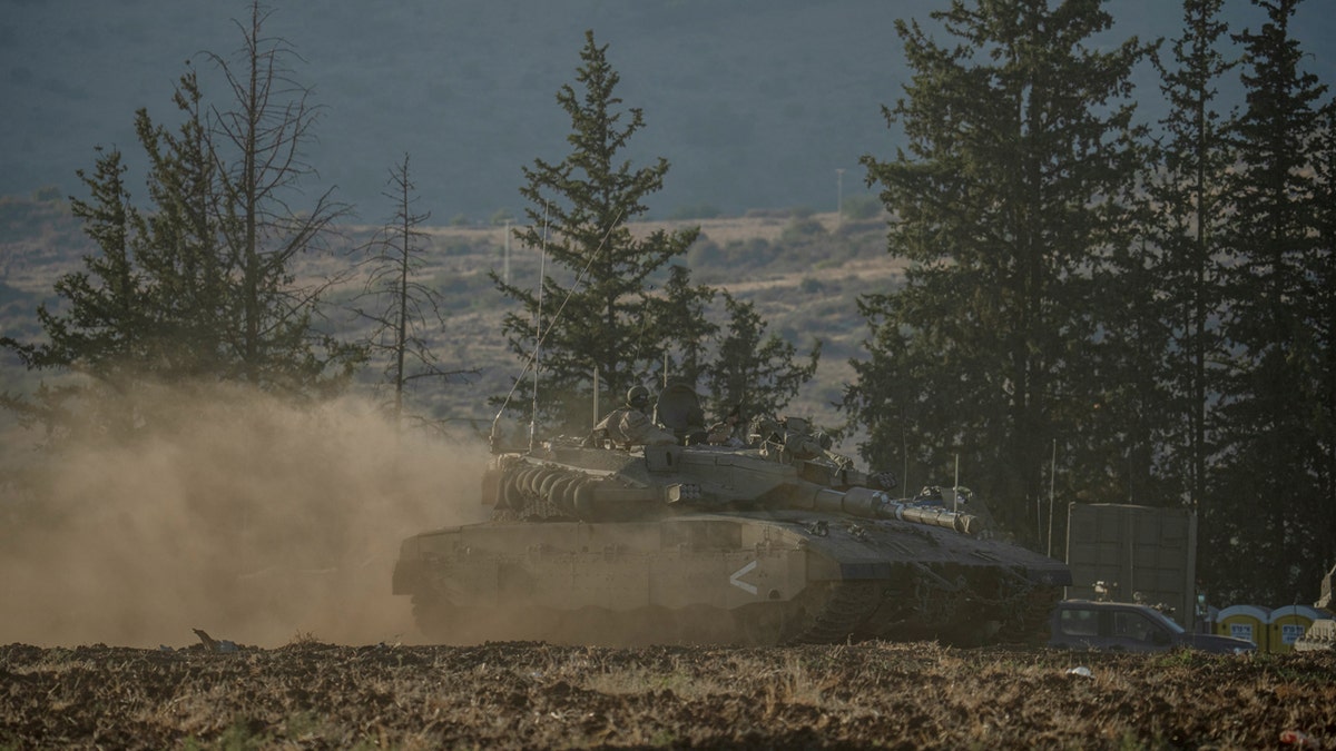 Tanques israelíes y APC