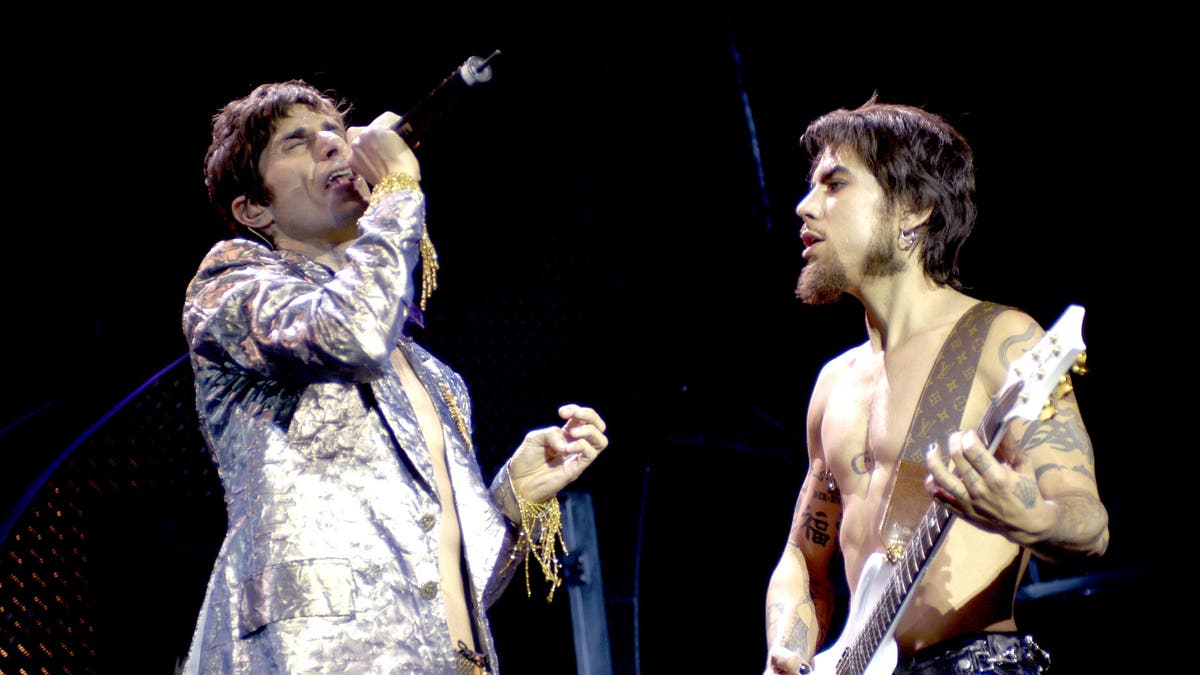 Los músicos estadounidenses Perry Farrell (izquierda) y Dave Navarro, de la banda Jane's Addiction, actúan en el escenario en 2003.