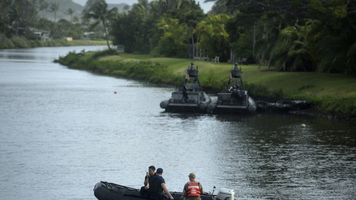 Militares estadounidenses patrullan una vía navegable al paso de la caravana del entonces presidente Obama