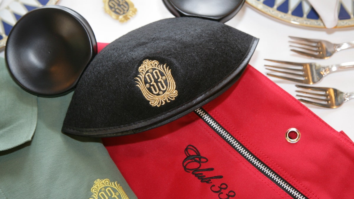 Un sombrero de Mickey Mouse del Club 33 sobre una mesa