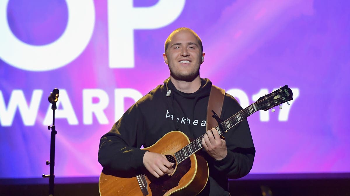 Uśmiechnięty Mike Posner