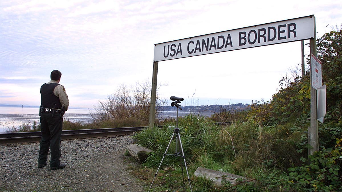 Oficina fronteriza canadiense mirando a la derecha hacia la frontera entre EE.UU. y Canadá 