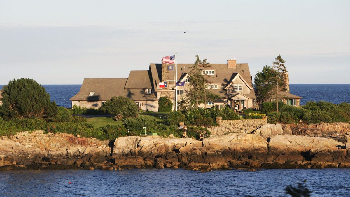 Recinto frente al mar de Bush en Kennebunkport, ME, con una bandera de EE.UU. ondeando al viento