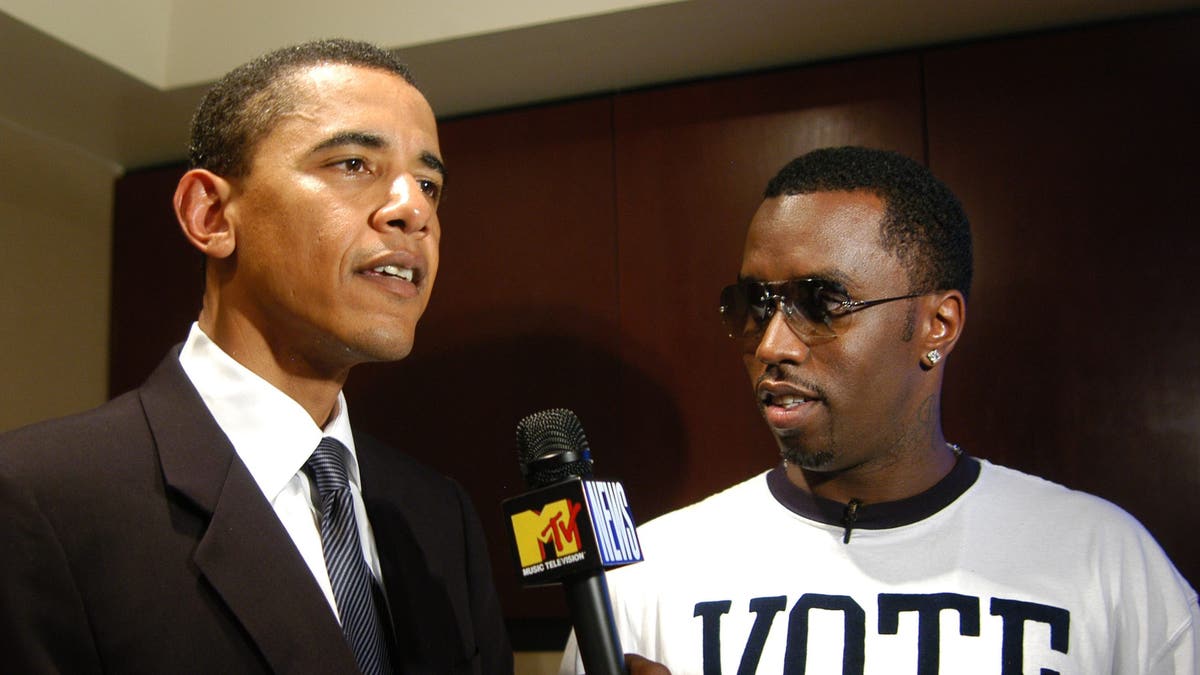 Sean "P. Diddy" Combs entrevista a famosos en la Convención Nacional Demócrata de 2004 en Boston