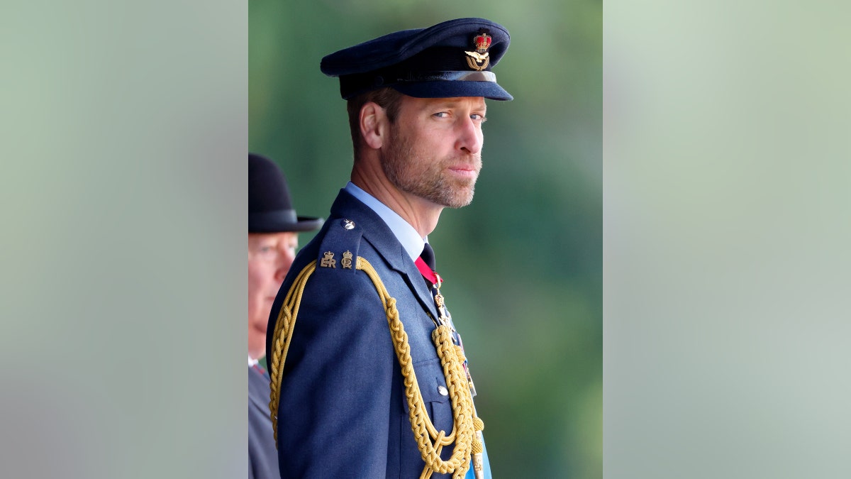 Príncipe William em seu uniforme militar olhando para o lado.