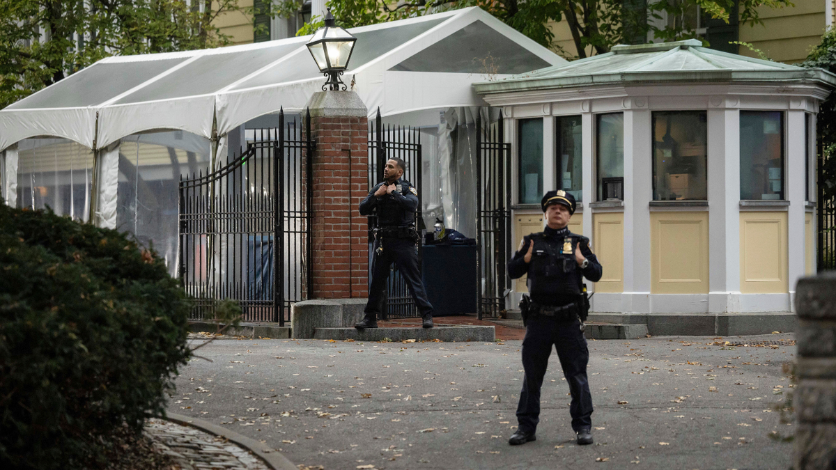 Un agente de policía de Nueva York ante la mansión Gracie