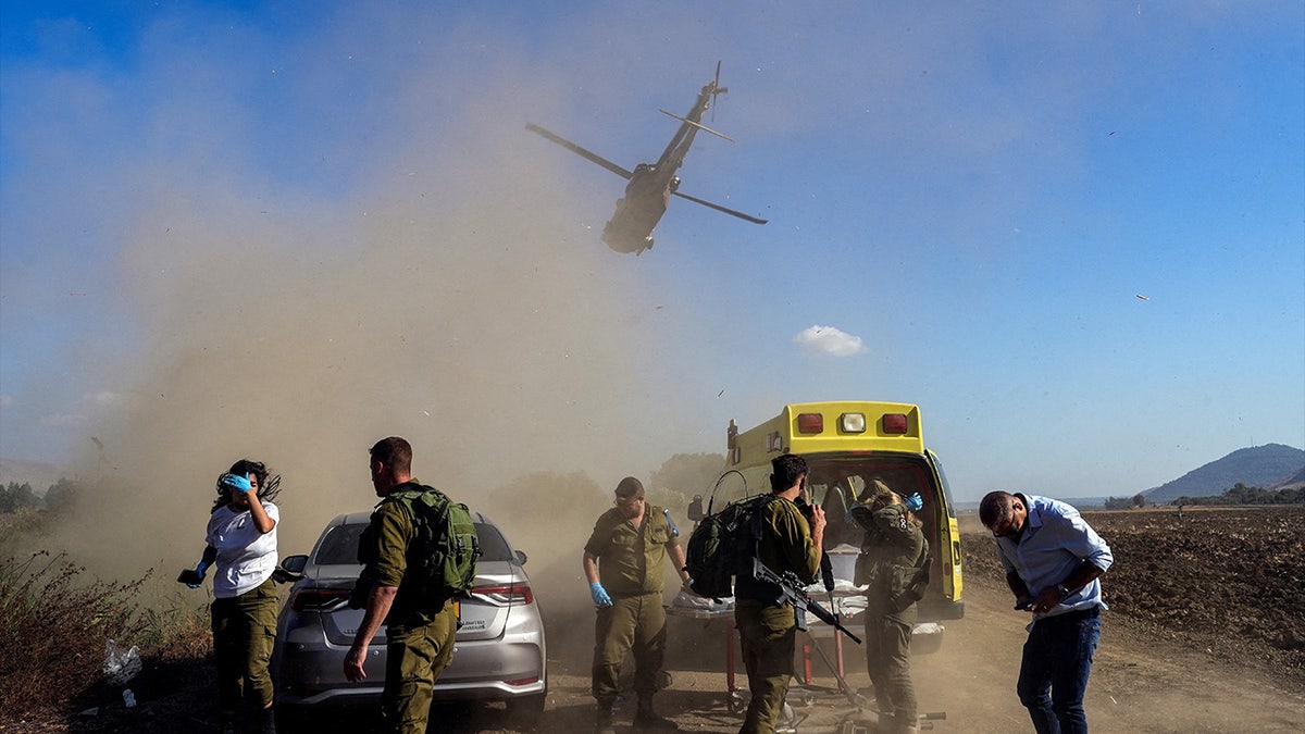 Soldados israelíes evacuan a un hombre herido tras un ataque transfronterizo desde Líbano a Israel, en el lado israelí de la frontera, en medio de las actuales hostilidades transfronterizas entre Hezbolá y las fuerzas israelíes, el 1 de septiembre de 2024.