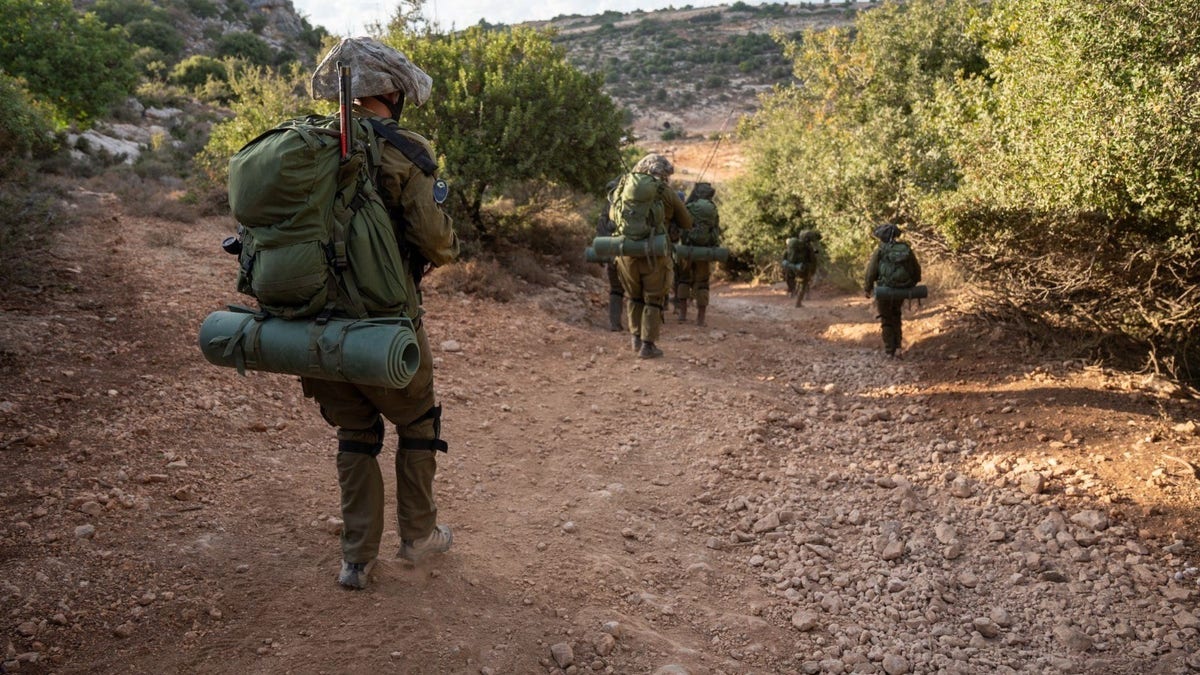 Tropas das Forças de Defesa de Israel operando perto da fronteira com o Líbano. 