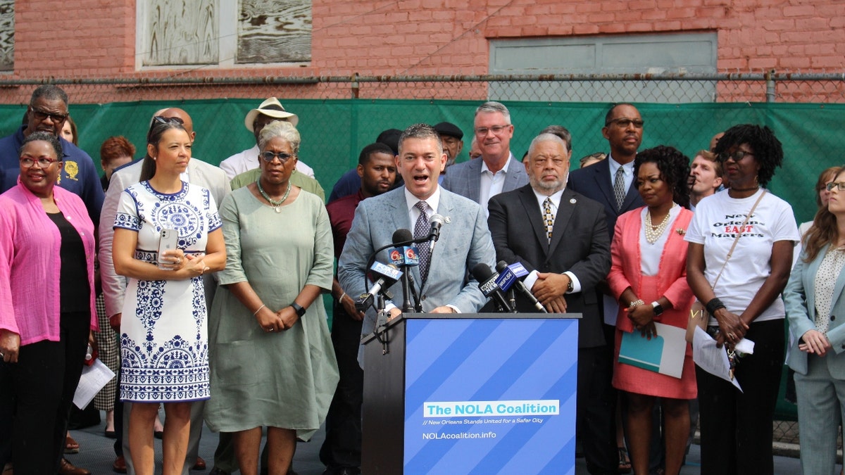 Michael Hecht spricht während einer Veranstaltung der NoLa Coalition