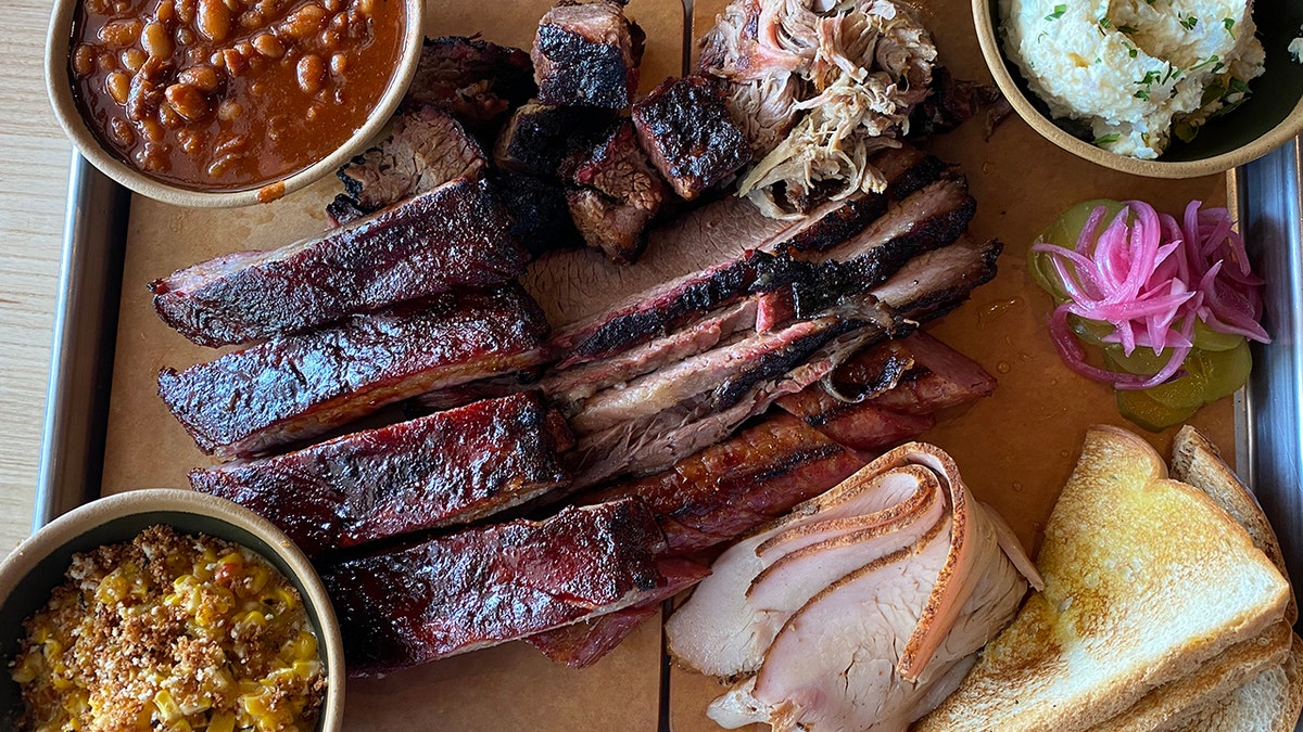 Un plato de barbacoa con carnes variadas.