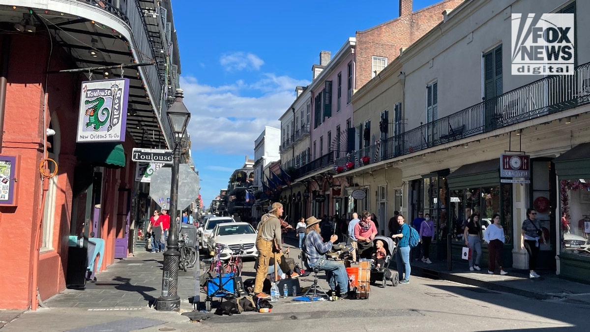 Una banda toca en el Barrio Francés de Nueva Orleans