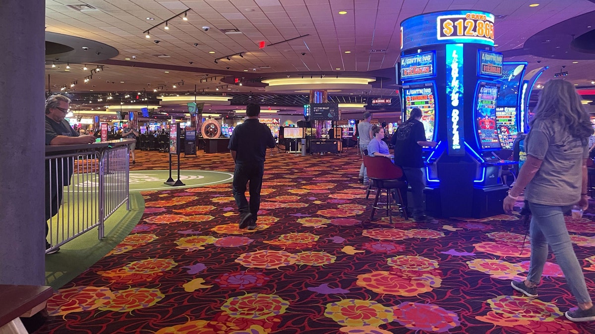 Dentro del casino y el bar, un Teamster jubilado dijo que la noticia de un segundo atentado contra Trump no era sorprendente.