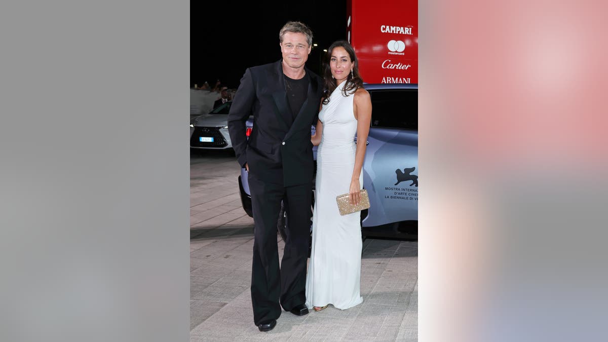 Brad Pitt e Inés de Ramón en el estreno de "Wolfs" en el Festival de Venecia