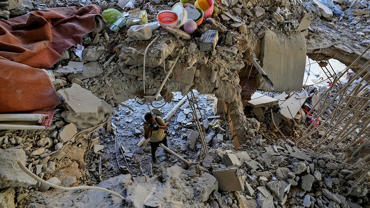 Un fotógrafo documenta los daños en un edificio alcanzado por un ataque aéreo israelí en el suburbio sur de Beirut, Líbano.