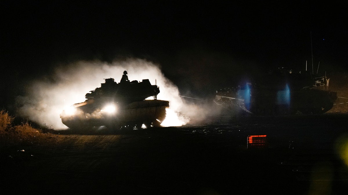 Un tanque israelí maniobra en el norte de Israel, cerca de la frontera entre Israel y el Líbano.