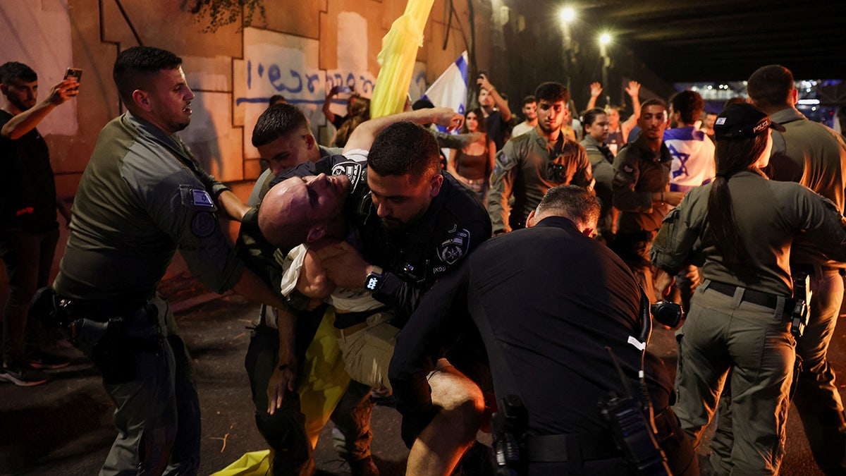 Hombre detenido durante una protesta en Israel