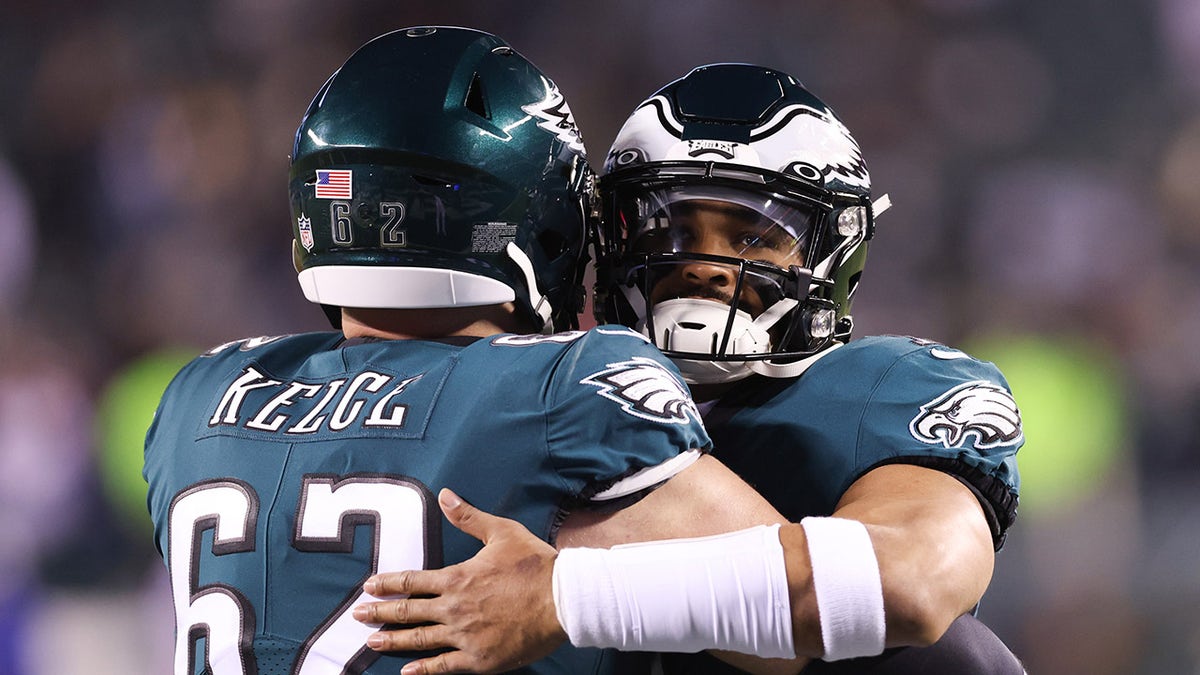 Jalen Hurts abraza a Jason Kelce