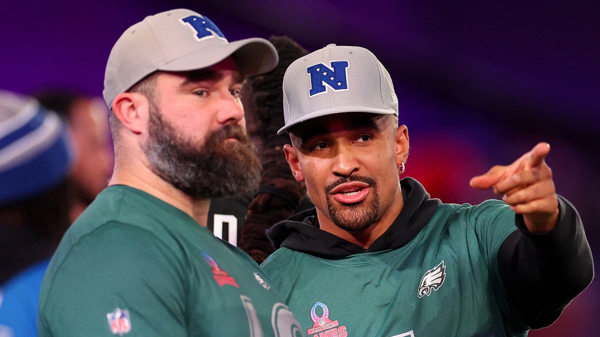 Jason Kelce y Jalen Hurts