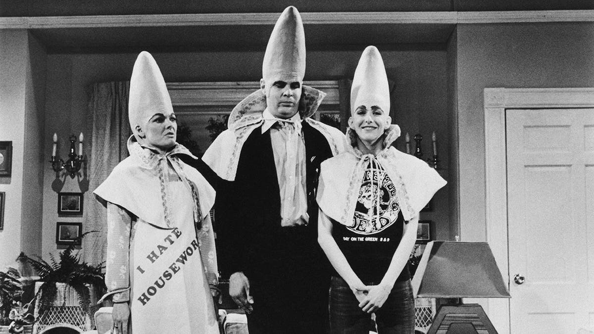 Jane Curtin, Dan Akroyd y Laraine Newman en un sketch de Coneheads en "SNL"