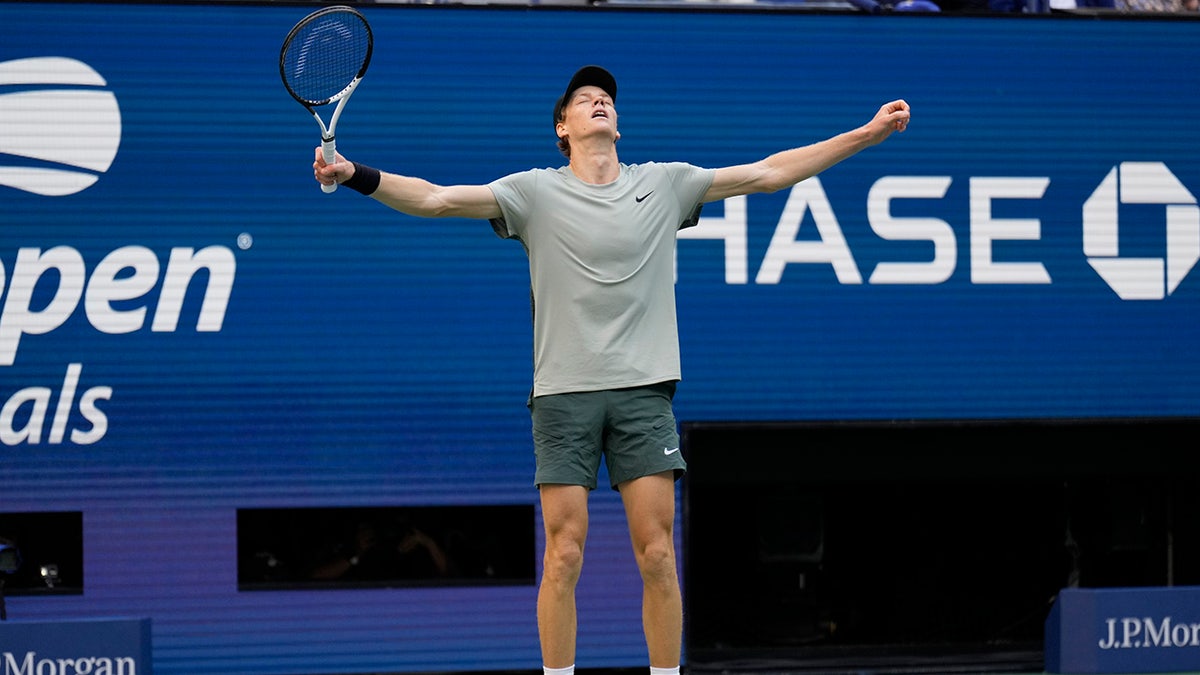 Jannik Sinner celebra la victoria