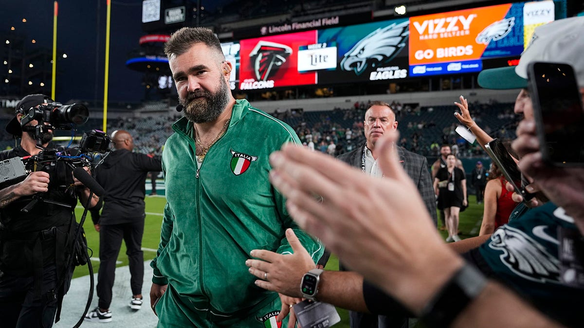 Jason Kelce da la mano a los aficionados