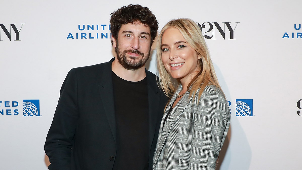 Jason Biggs y Jenny Mollen posando juntos