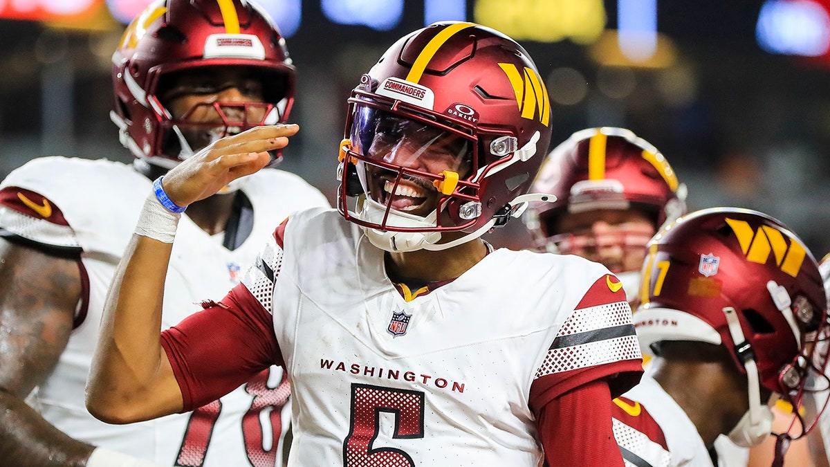 Jayden Daniels celebrates a touchdown