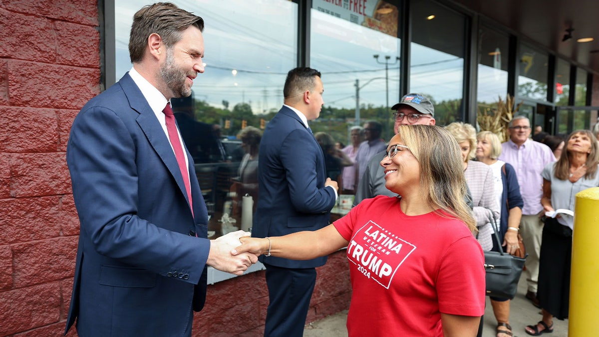 JD Vance saluda a su partidario