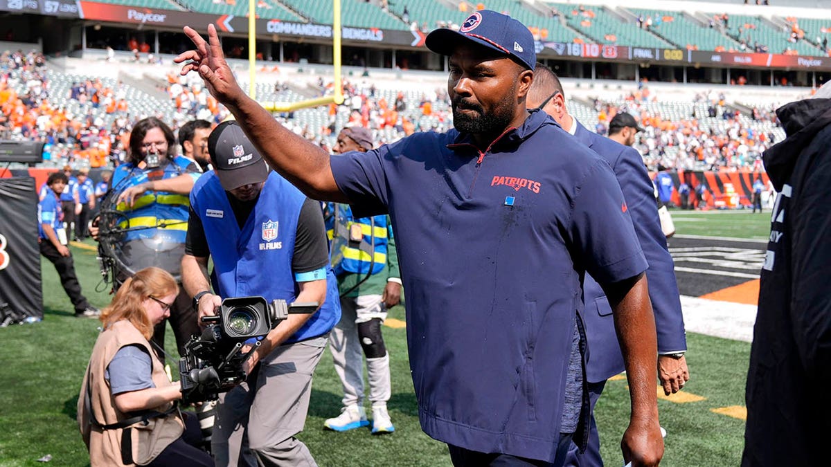 Jerod Mayo waves to the crowd