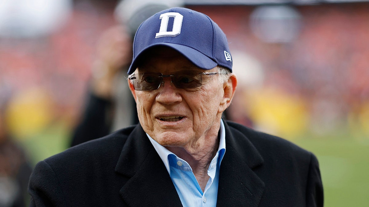 Jerry Jones olha