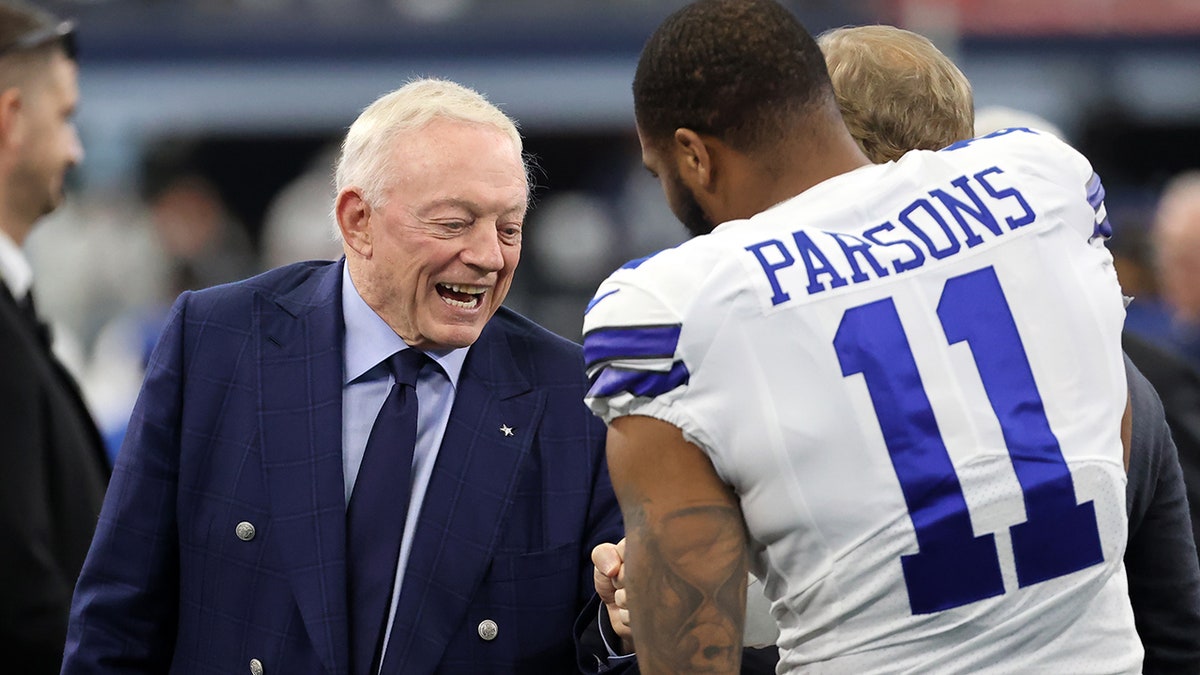 Jerry Jones talks to Micah Parsons