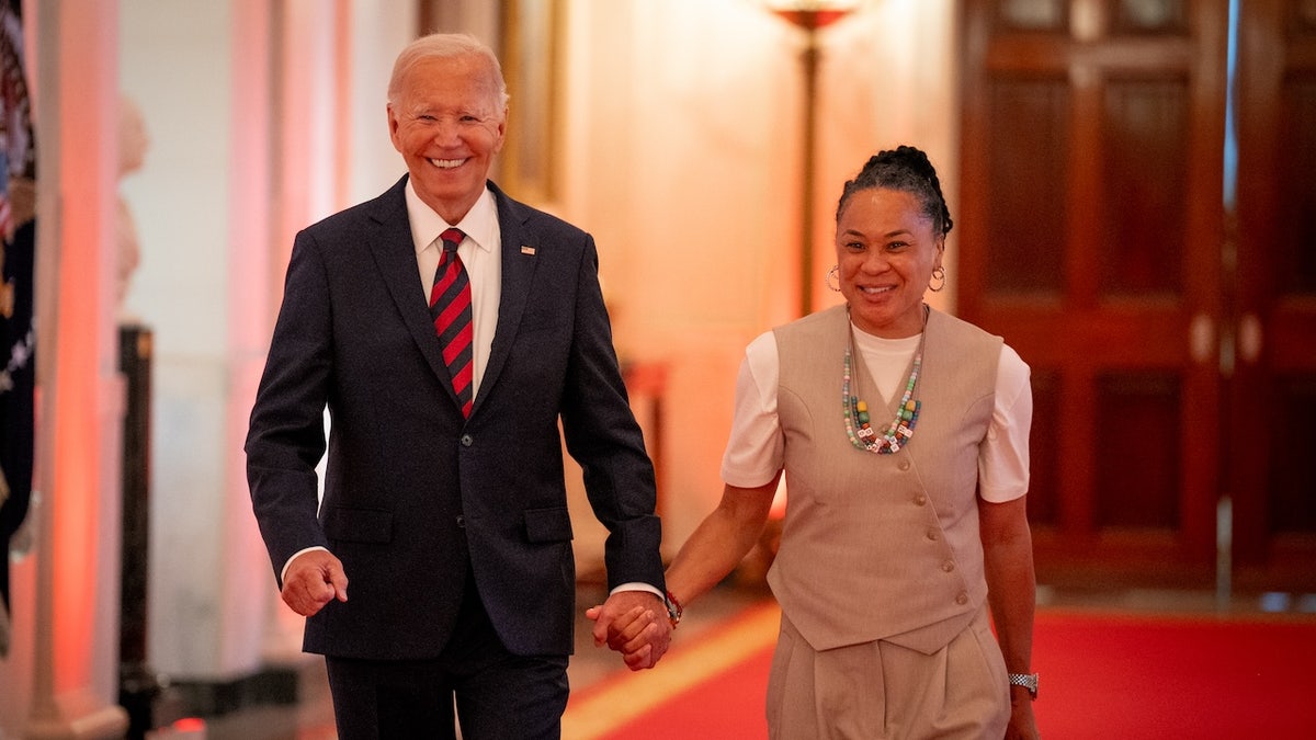 O presidente dos EUA, Joe Biden, e a treinadora principal do South Carolina Gamecocks, Dawn Staley