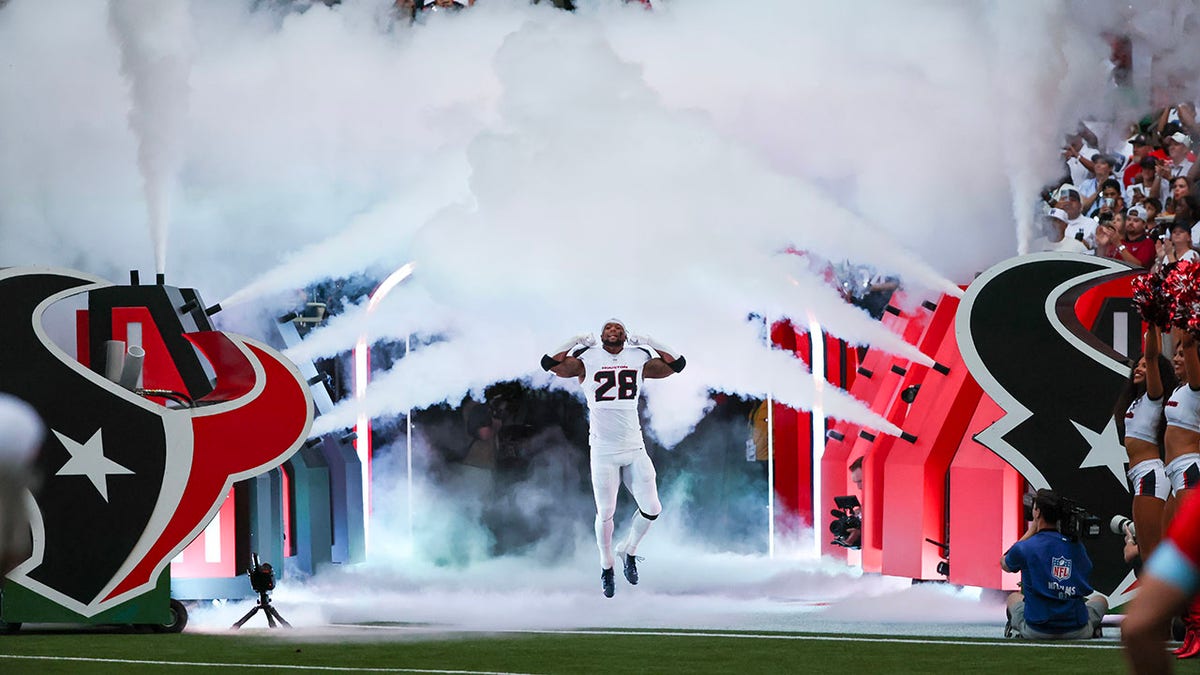 Joe Mixon corre em campo