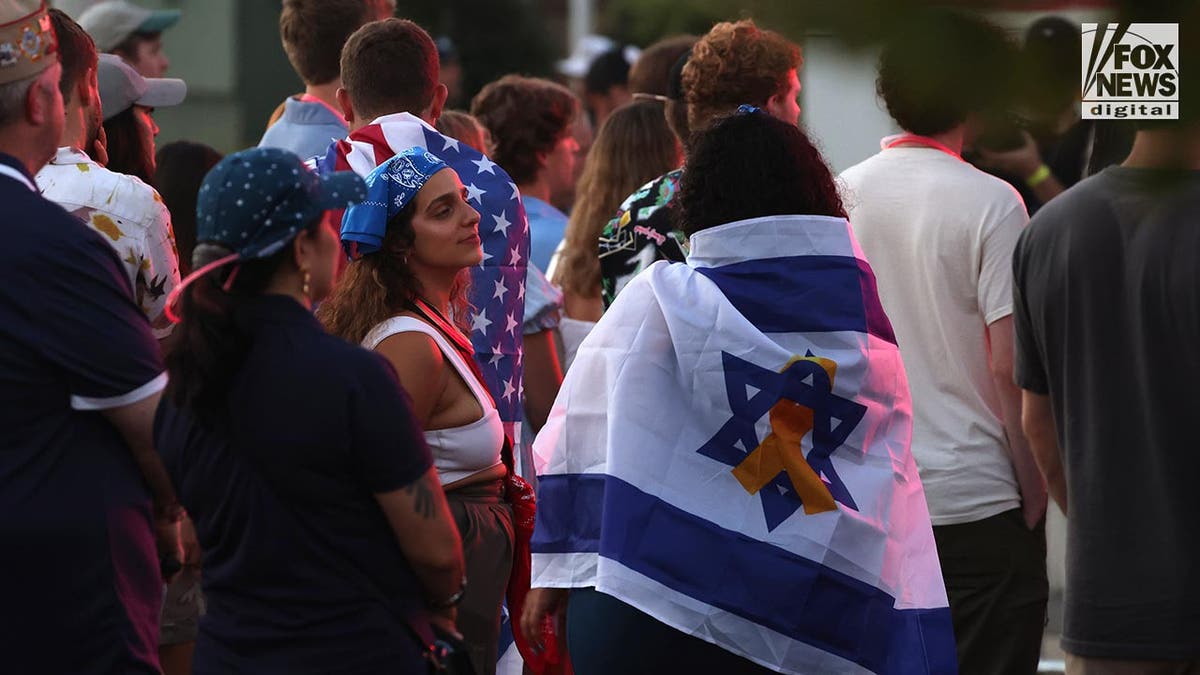 Estudiantes envueltos en banderas estadounidenses e israelíes